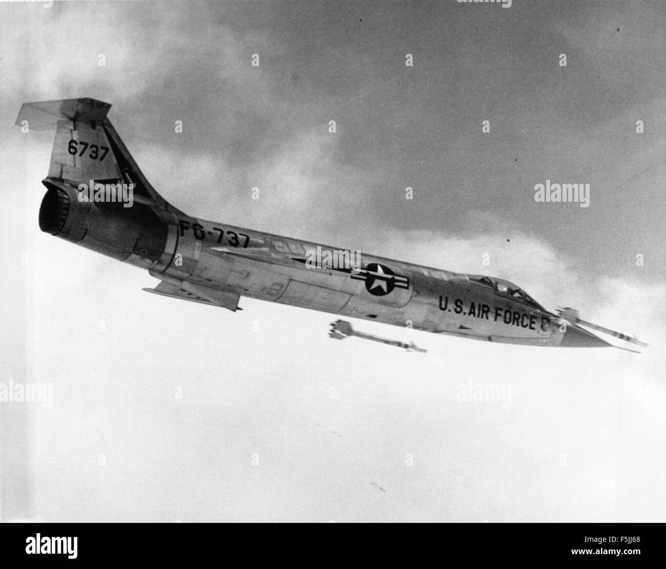 Une photographie du Lockheed F-104C 56-0737, prise à la base aérienne de Tyndall le 14 août 1959. Cet avion faisait partie de la flotte opérationnelle de l'USAF pendant la guerre froide. Banque D'Images