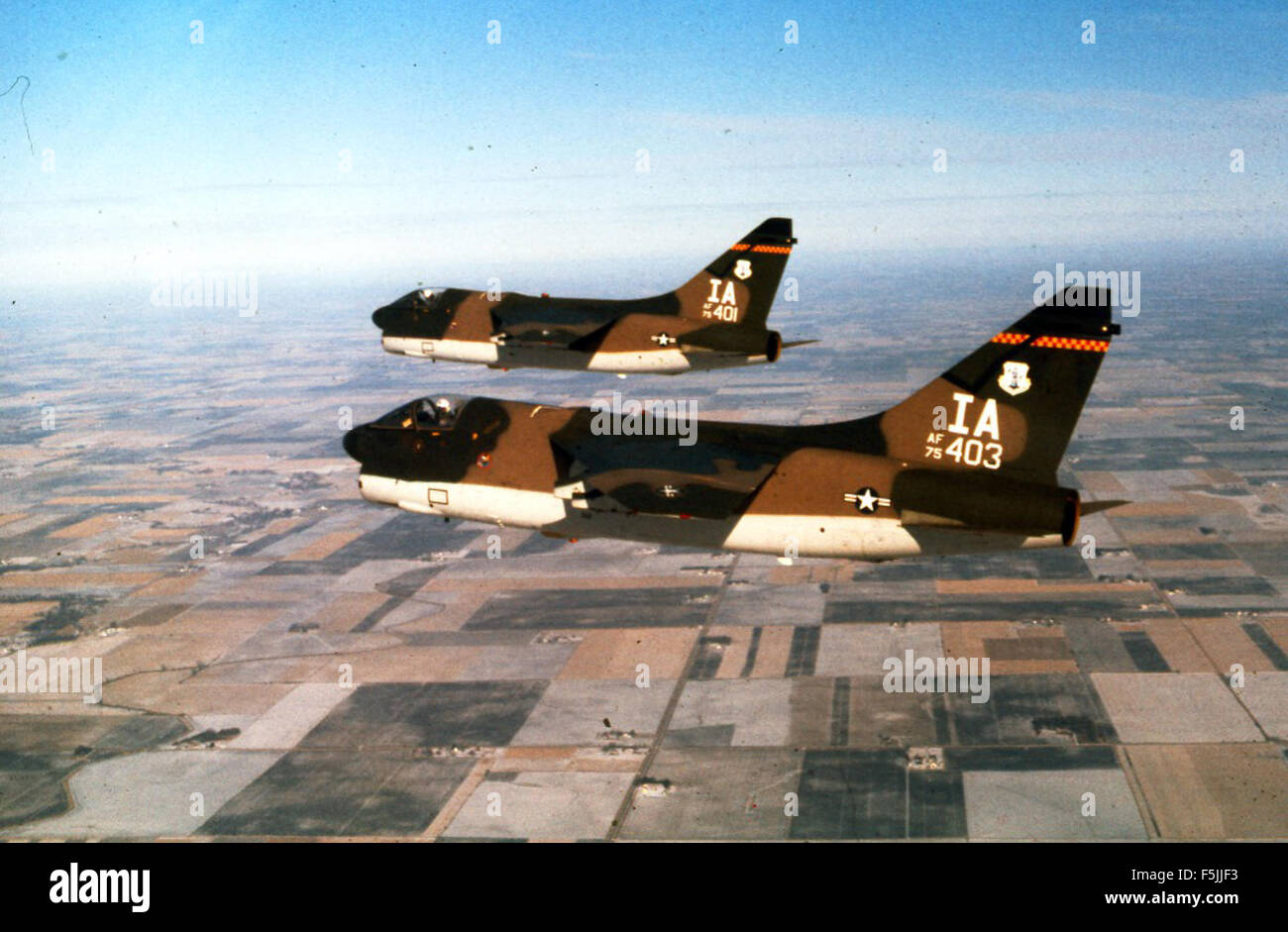 Image de l'avion LTV A-7D, numéro de queue 75-0403, capturée dans une photographie d'archives. Banque D'Images