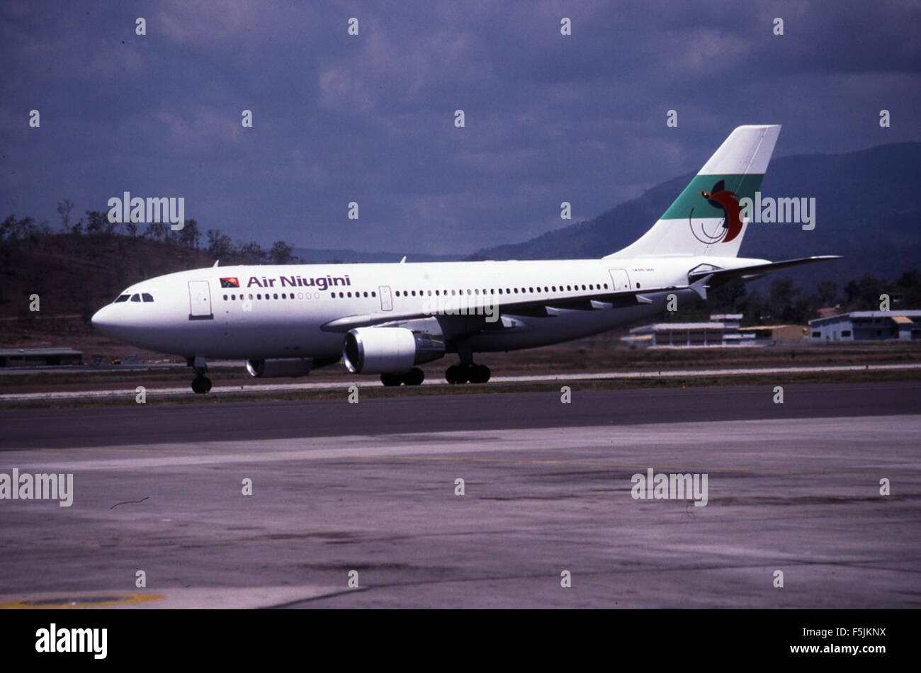 Photographie d'un Airbus A310-324 (cn 378) immatriculé P2-ANA, appartenant à Air Niugini, capturée lors d'un vol au-dessus de Port Moresby le 15 octobre 1998. Banque D'Images