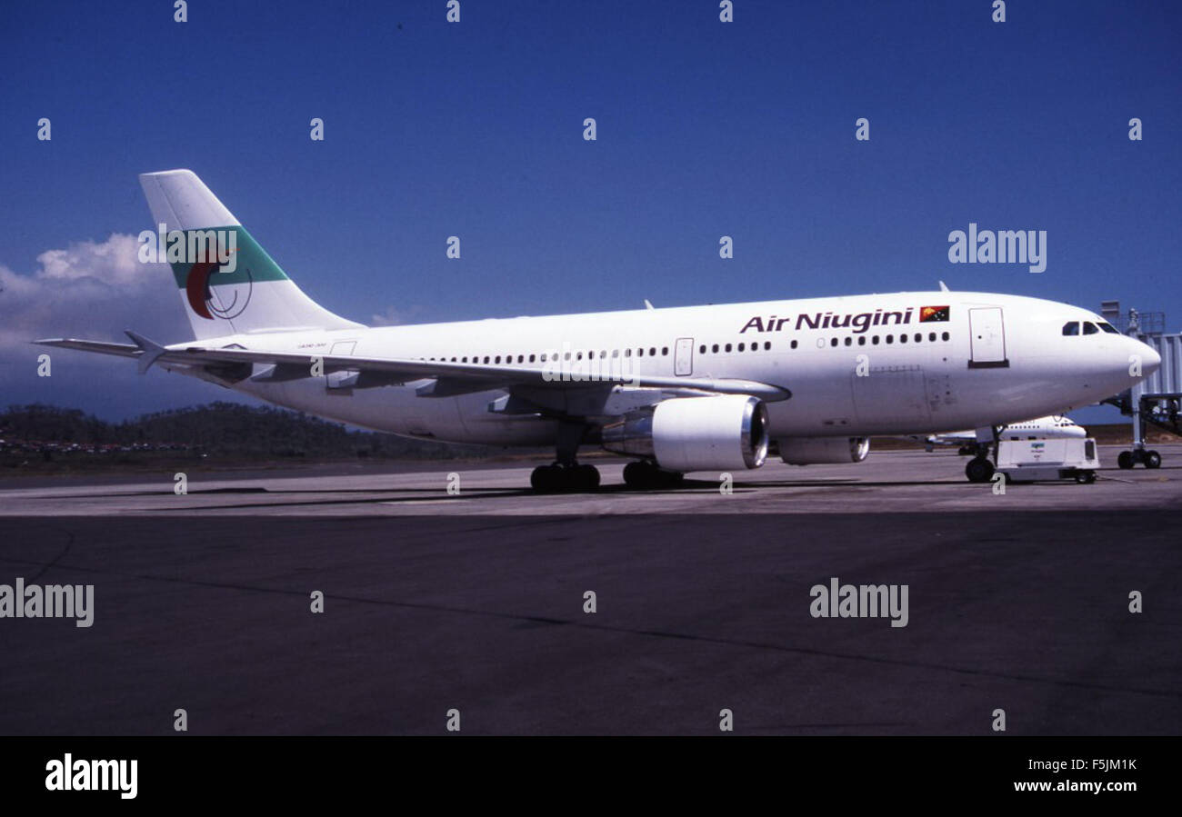 Photographie de l'Airbus A310-324, numéro de série 378, immatriculé P2-ANA, exploité par Air Niugini à Port Moresby le 15 octobre 1998. L'image montre l'avion en vol. Banque D'Images