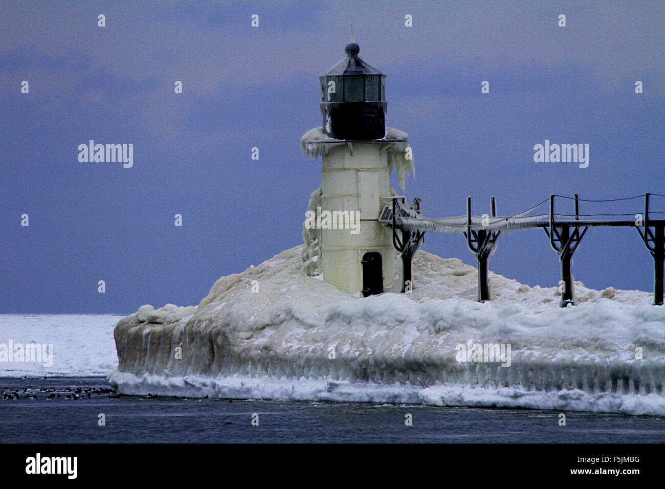 Belle scène d'hiver avec le St Joseph phare recouvert de neige de Benton Harbor, sur le lac Michigan Banque D'Images