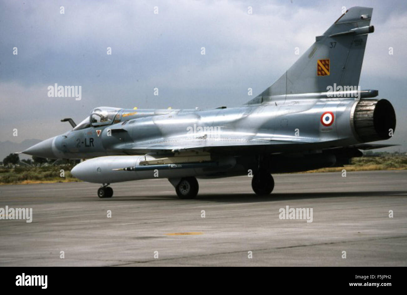 Cette diapositive de la collection René Francillon capture un moment historique détaillé, faisant partie d’une vaste archive documentant des événements importants dans l’aviation et l’histoire. La collection présente diverses images qui représentent des moments importants dans l'aviation et le développement historique. Banque D'Images Cette diapositive de la collection René Francillon capture un moment historique détaillé, faisant partie d’une vaste archive documentant des événements importants dans l’aviation et l’histoire. La collection présente diverses images qui représentent des moments importants dans l'aviation et le développement historique. Banque D'Images