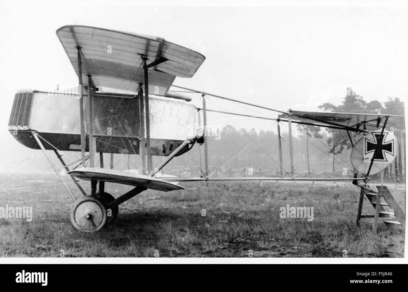 Cette photographie de 1915 du Schütte-Lanz C, dirigeable allemand de la première Guerre mondiale, capture le dirigeable en vol. Le Schütte-Lanz C a été utilisé par l'armée allemande pendant la guerre, et cette image historique donne un aperçu de la conception et de la guerre des dirigeables du début du XXe siècle. Banque D'Images