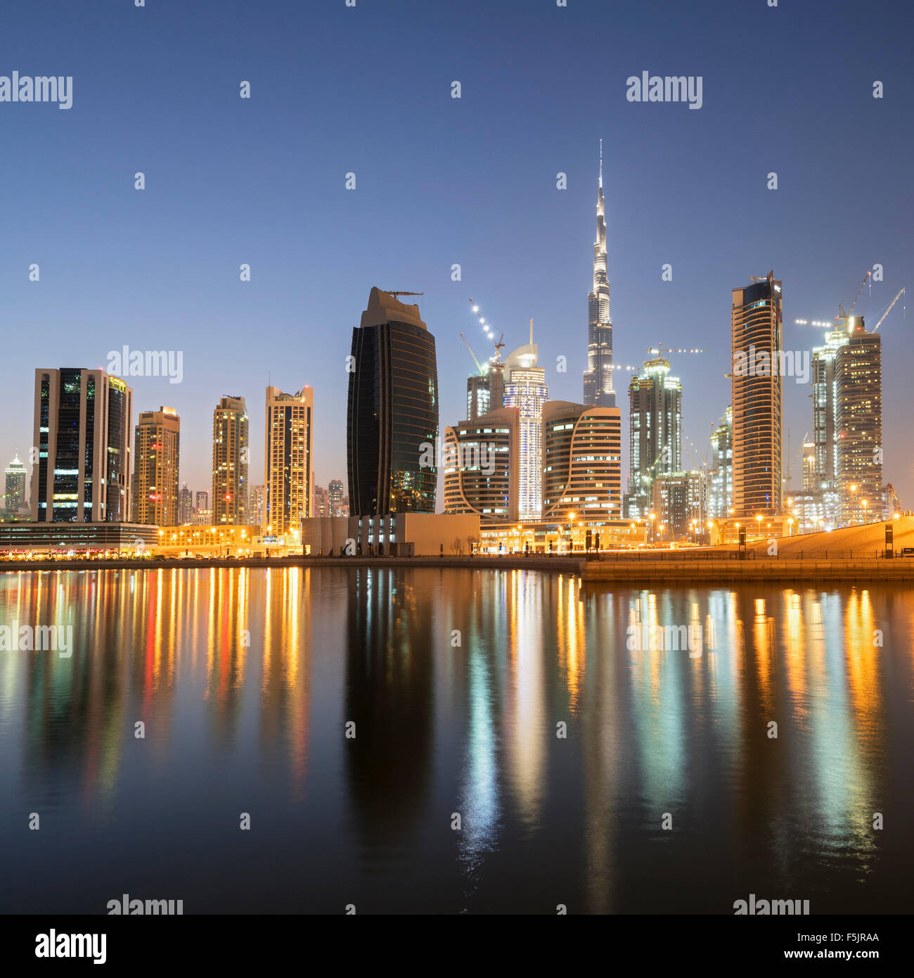 Skyline de tours reflété dans le ruisseau au crépuscule dans la baie d'affaires à Dubaï Émirats Arabes Unis Banque D'Images