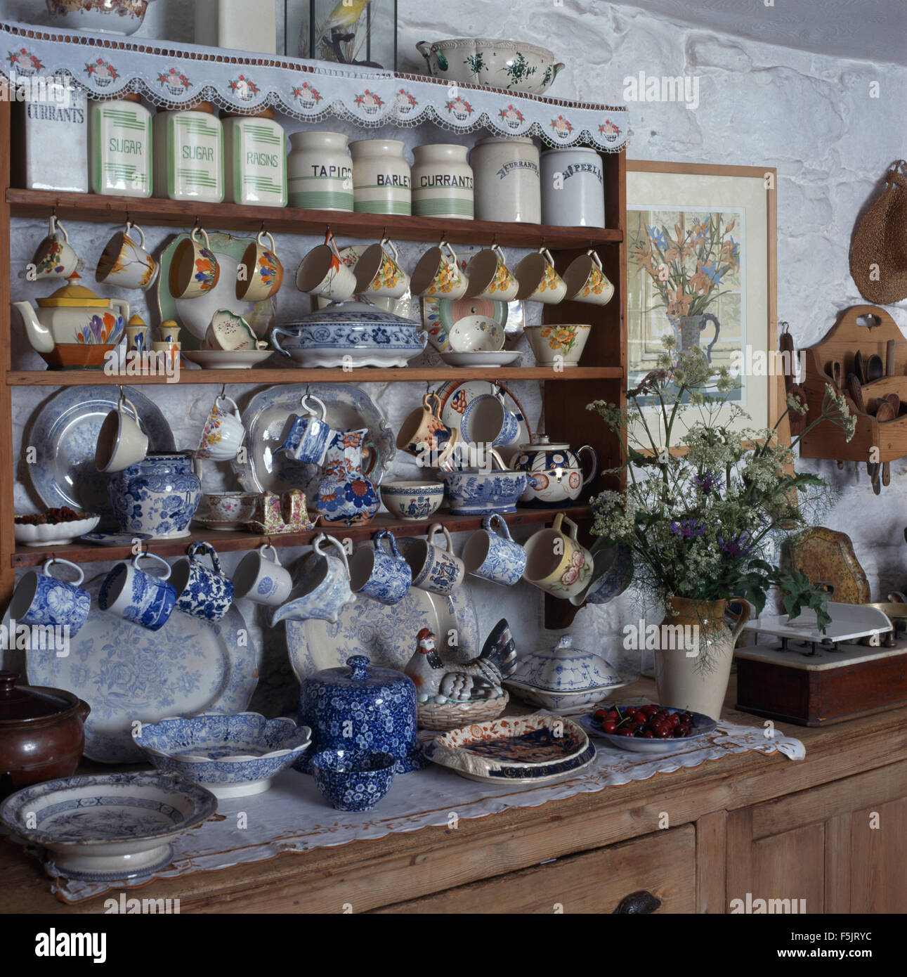 Collection de pots en céramique vintage bleu et blanc +Chine sur des étagères dans un vieux pin cuisine cottage Banque D'Images