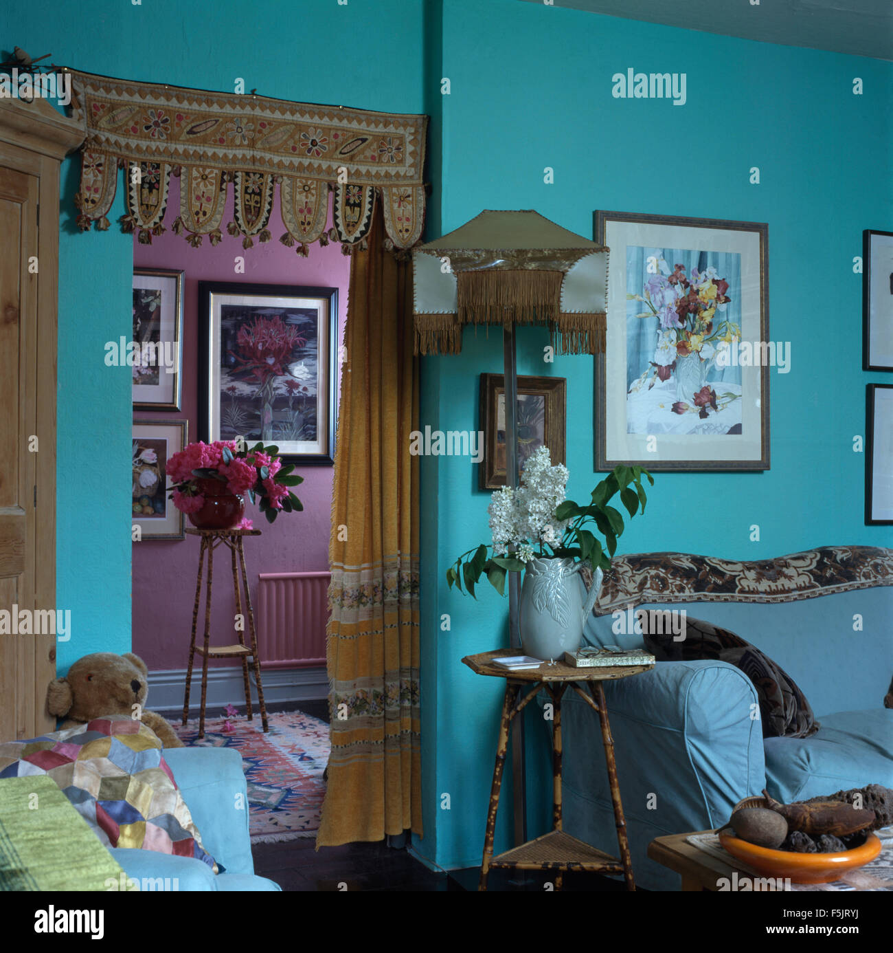 Tenture murale indien au-dessus de la porte d'une turquoise 90 salon avec  une table à côté d'un bambou canapé bleu Photo Stock - Alamy