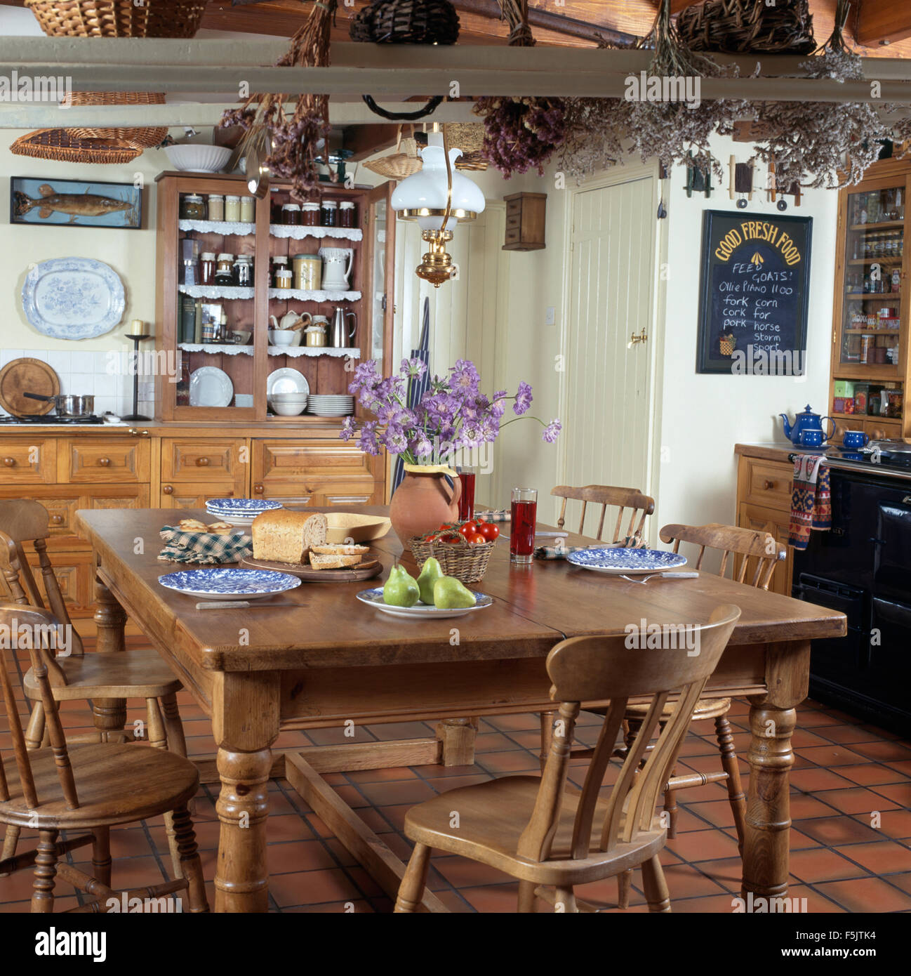 Table et chaises en pin cuisine cottage Photo Stock - Alamy