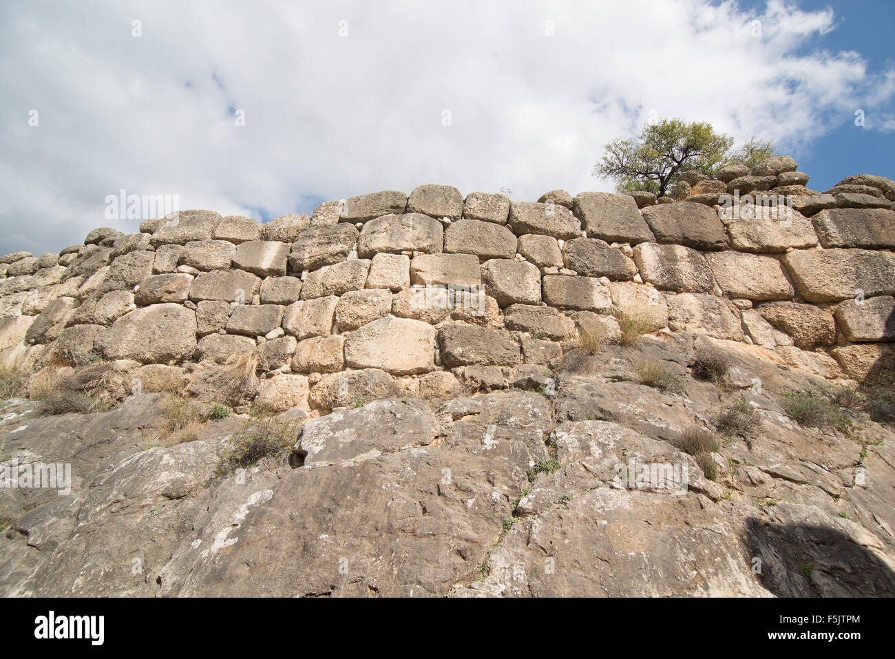 Mur de maçonnerie cyclopéenne typique dans le site archéologique de Mycènes en Grèce. Les sites archéologiques de Mycènes et de Tirynthe ont Banque D'Images Mur de maçonnerie cyclopéenne typique dans le site archéologique de Mycènes en Grèce. Les sites archéologiques de Mycènes et de Tirynthe ont Banque D'Images