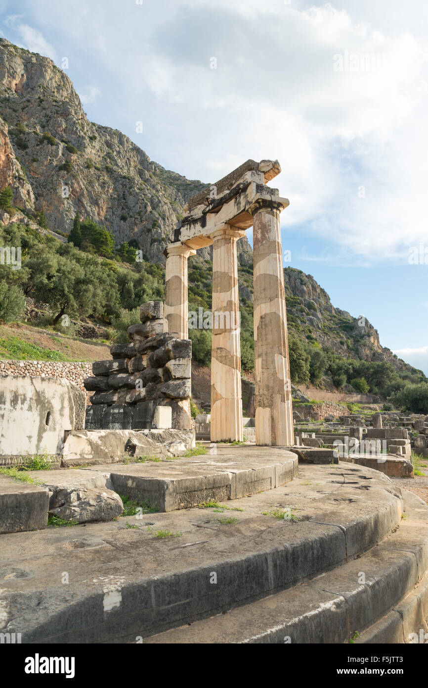 Le site archéologique de Delphes a été inscrit sur la la Liste du patrimoine mondial de l'UNESCO. Le Tholos Banque D'Images