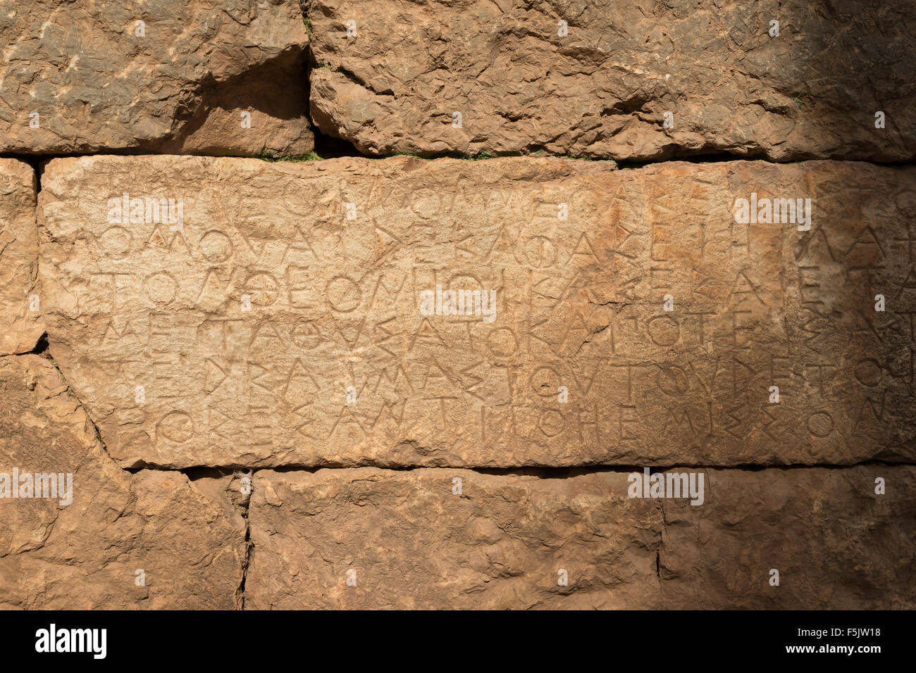 Inscription grecque ancienne écriture grecque trouvée à Delphes, Grèce Banque D'Images