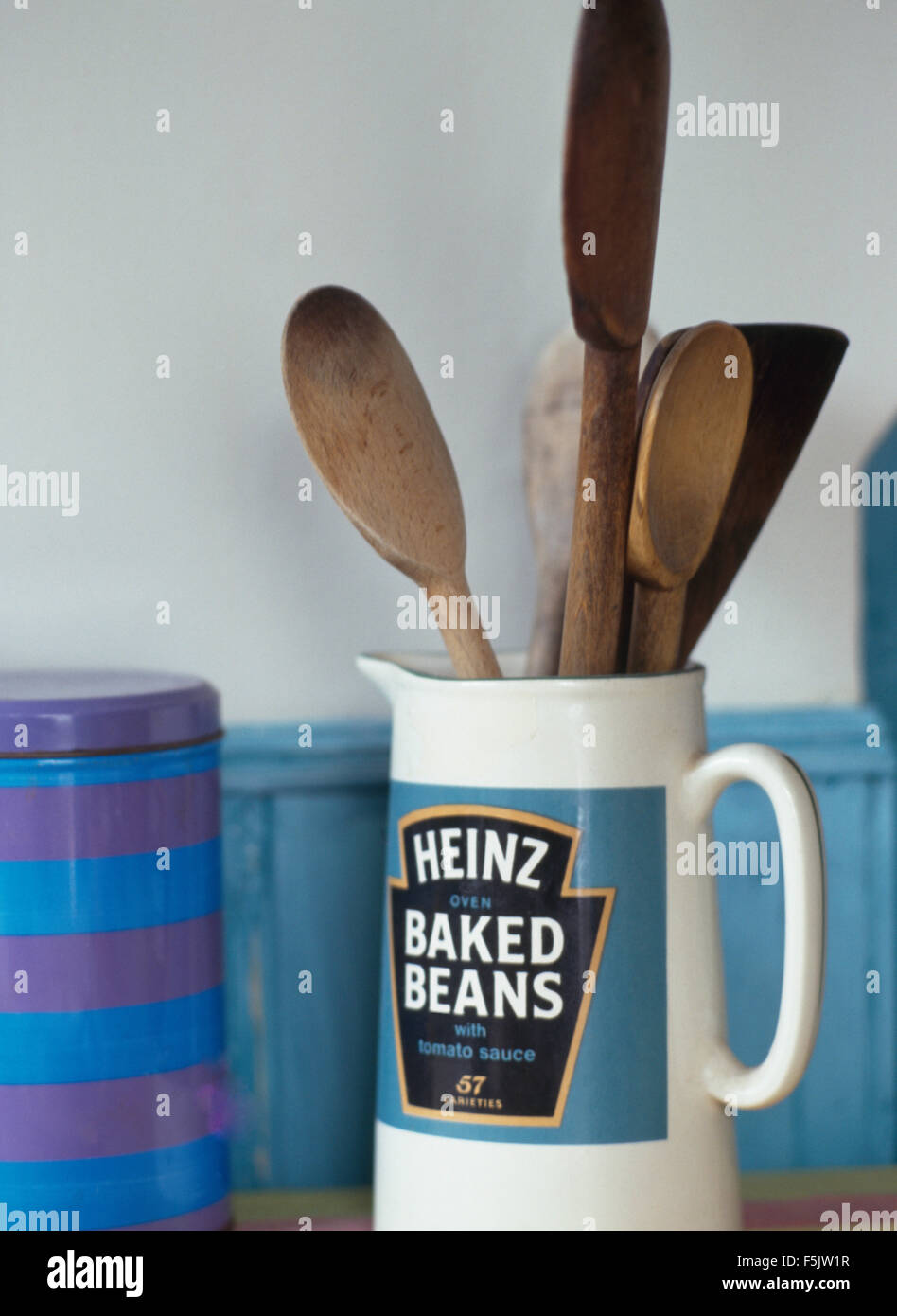 Close-up de cuillères en bois dans un Baked Beans Heinz jug Banque D'Images