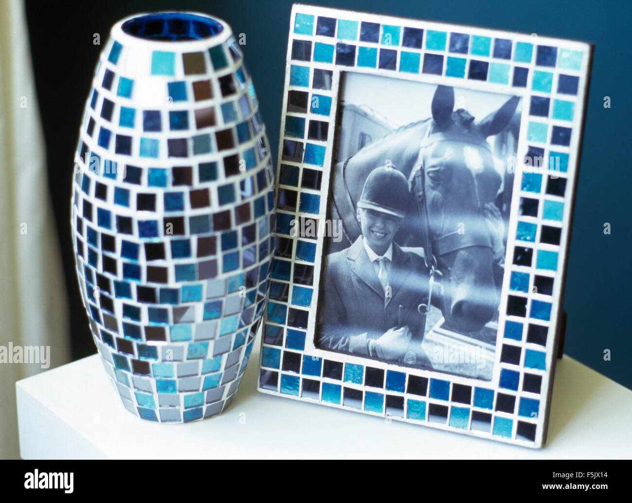 Close-up of a blue vase en mosaïque avec un cadre photo Banque D'Images