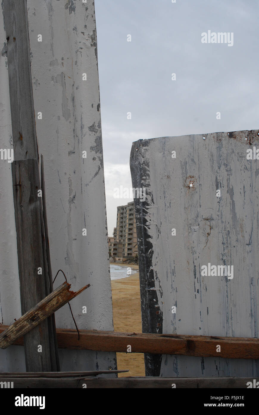 Une vue de la zone de restriction, ville fantôme, Varosha, Famagusta, Chypre Banque D'Images