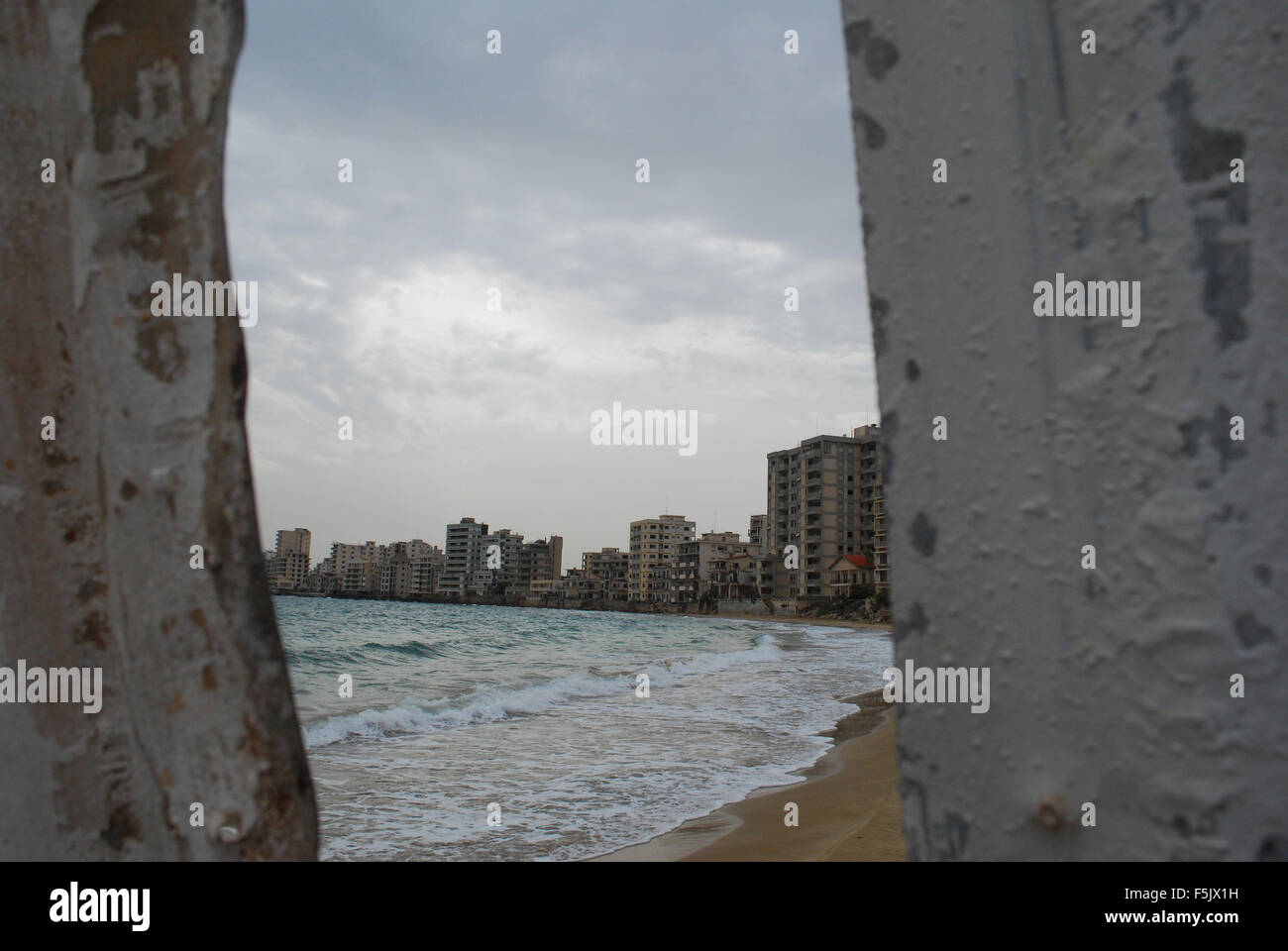Une vue de la zone de restriction, ville fantôme, Varosha, Famagusta, Chypre Banque D'Images