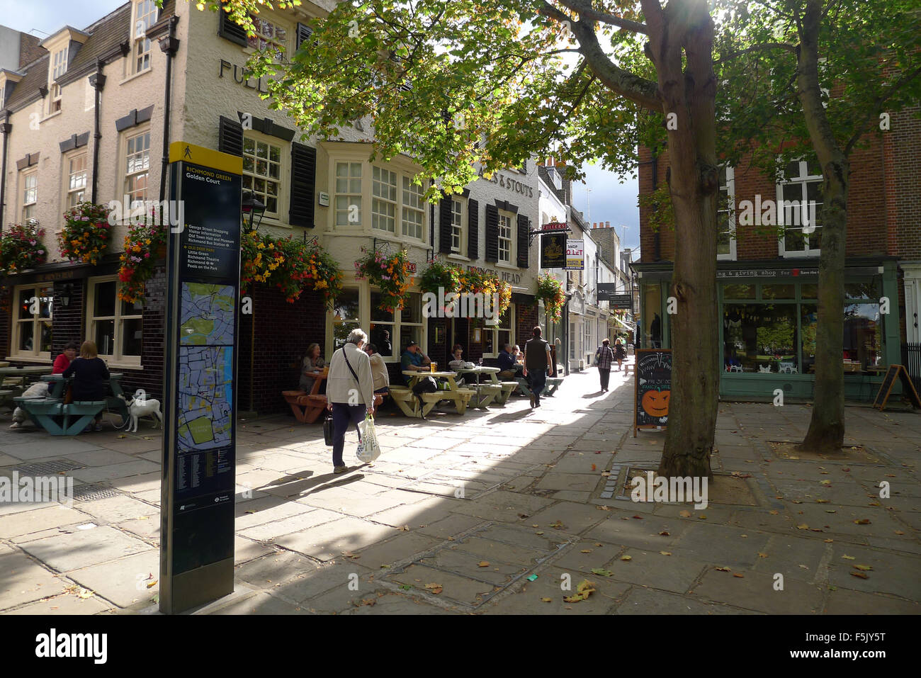 Le Prince's Head Pub et cour pavée, Richmond upon Thames, Surrey Banque D'Images