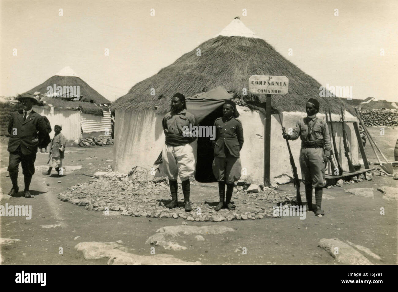 Ascari en face de l'entrée de la 1ère compagnie Command , Afrique de l'Est Banque D'Images