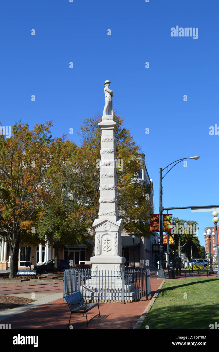 Une Confederate Memorial de la guerre civile en face de l'Anderson County Courthouse à Anderson, Caroline du Sud. Banque D'Images