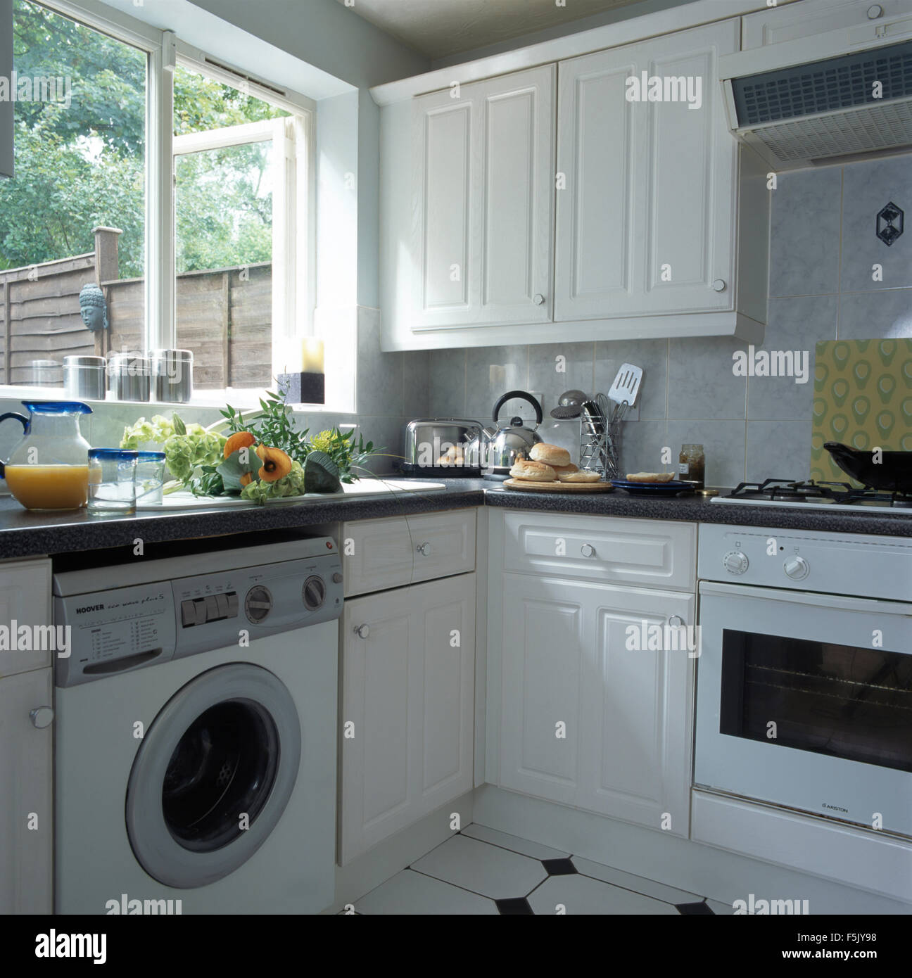 Cuisine blanche machine à laver Banque de photographies et d'images à haute  résolution - Alamy