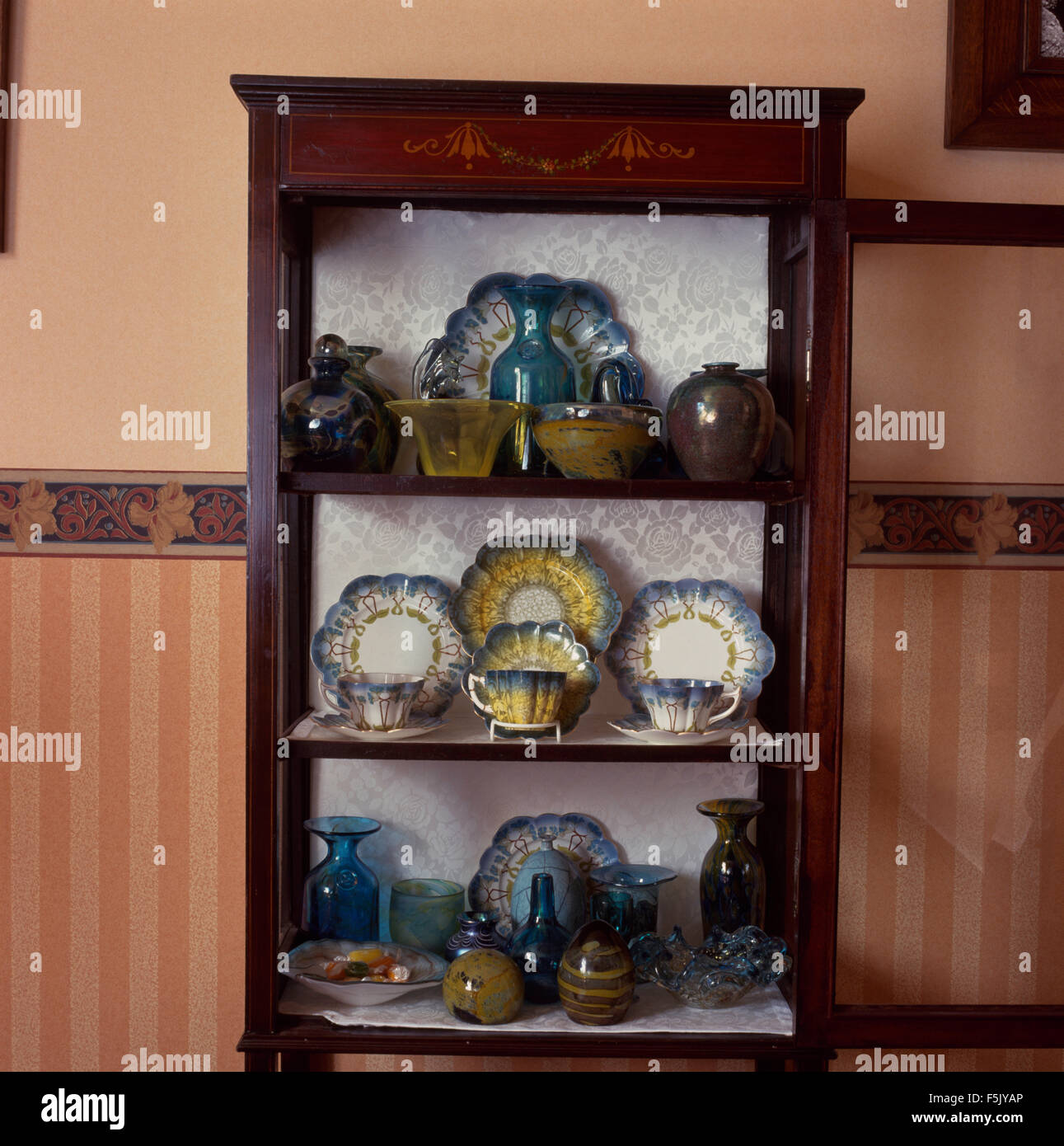 Close-up of a glass/armoire antique avec une collection de vintage china Banque D'Images