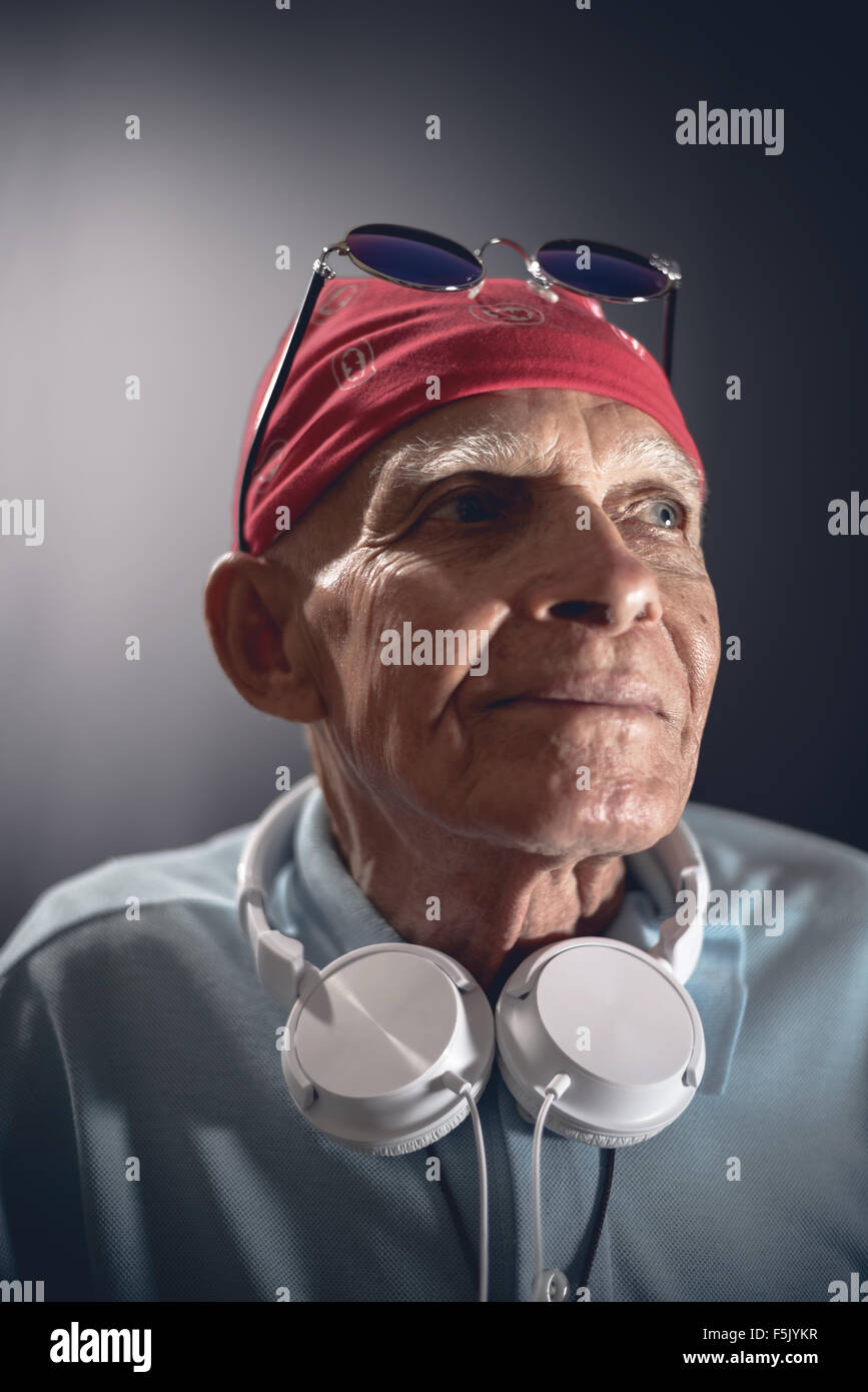 Vieil Homme avec casque, foulard et lunettes de soleil. Banque D'Images