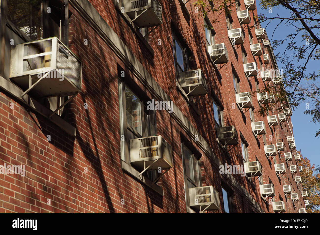 Des centaines d'unités de climatisation sur fenêtre dans un immeuble de Brooklyn Banque D'Images