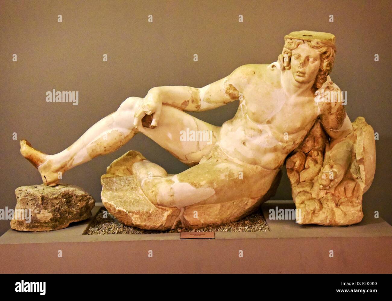 Le Musée Archéologique d'Ephèse (turc : Efes Müzesi) Selçuk près d'Izmir, Turquie. Statue de guerrier au repos. Banque D'Images