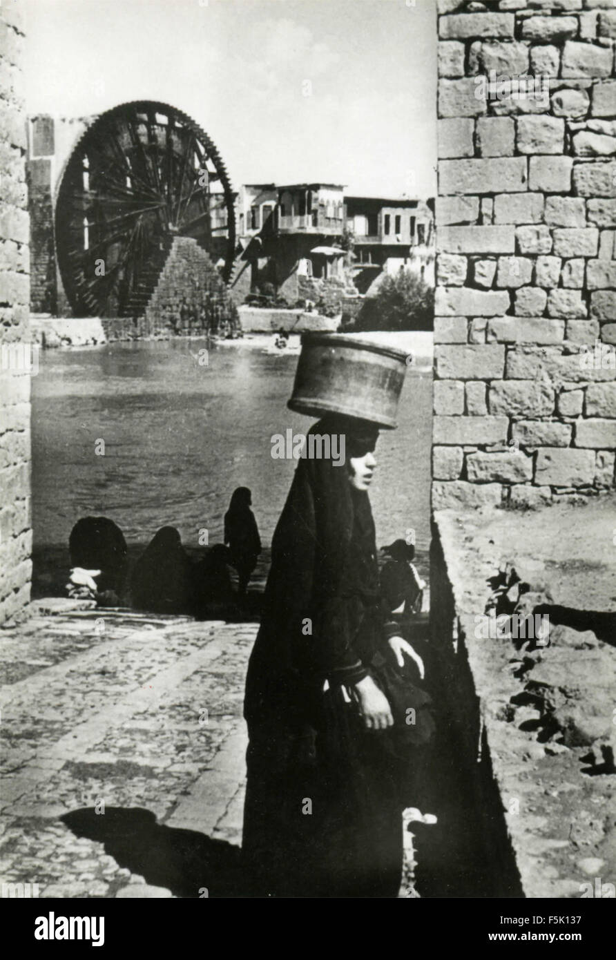 Femme arabe habillé en noir avec un sac sur la tête Banque D'Images