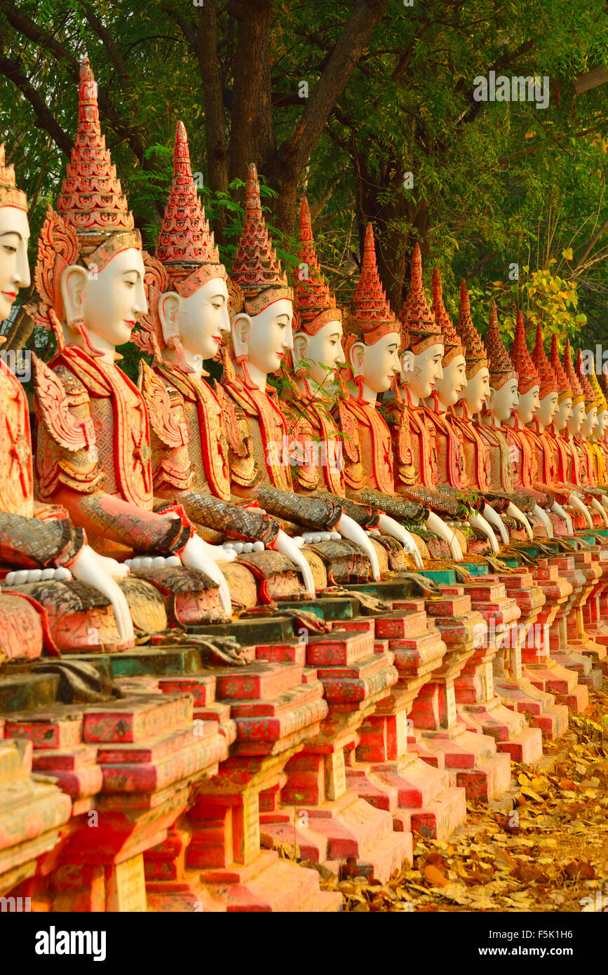 Longue ligne de bouddhas rouge près de Monywa, Tataung Bodhi (Mandalay), Myanmar, Birmanie, en Asie du sud-est Banque D'Images