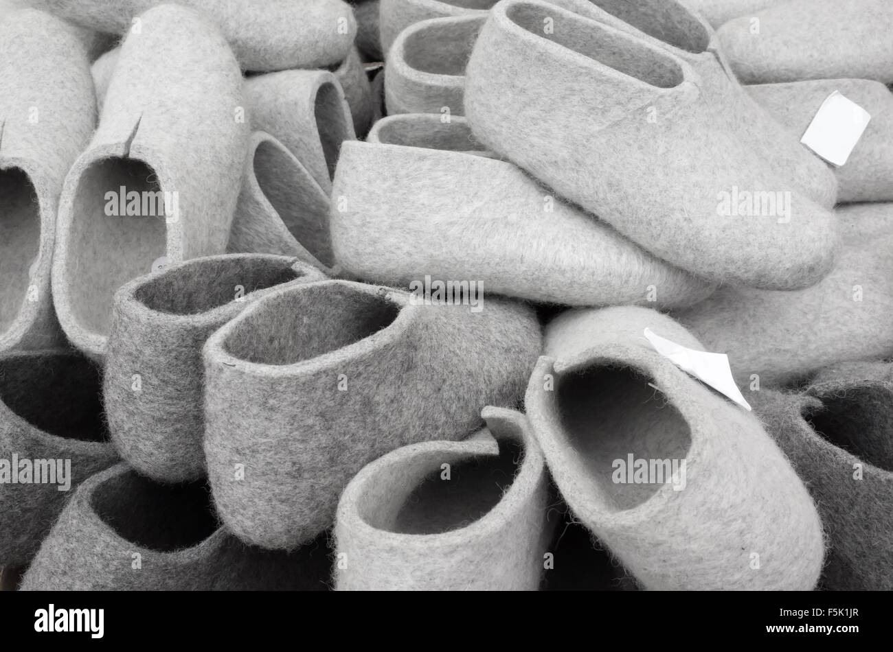 Pile de feutre gris chaussons sur juste traditionnel finlandais Photo Stock  - Alamy