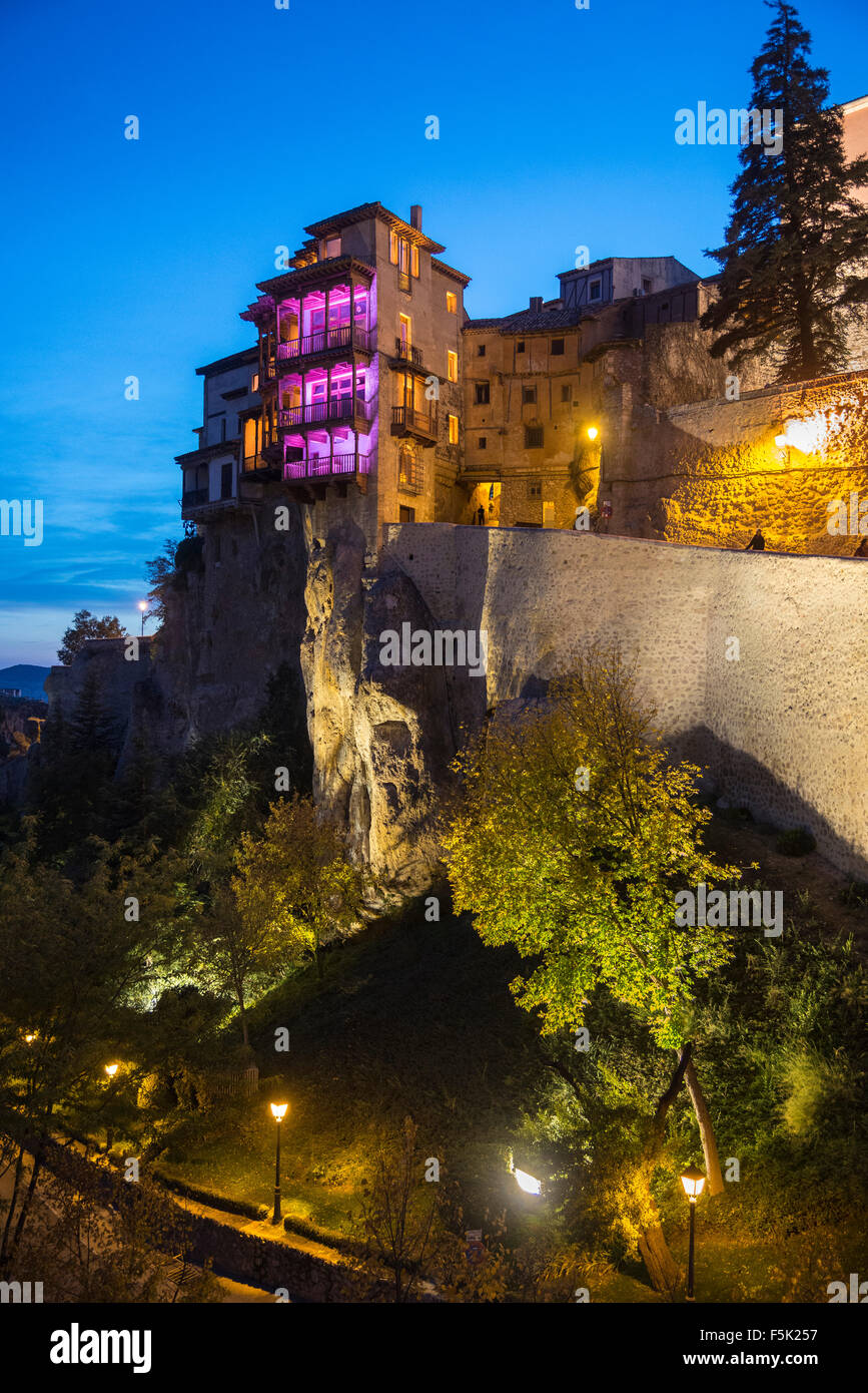 Regardant les maisons suspendues à Cuenca, Castilla-la Mancha, Centre de l'Espagne Banque D'Images