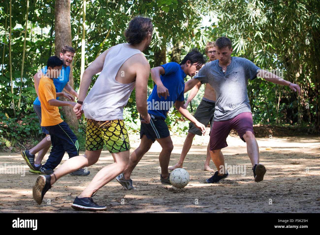 Match de football occasionnel à Bornéo Banque D'Images