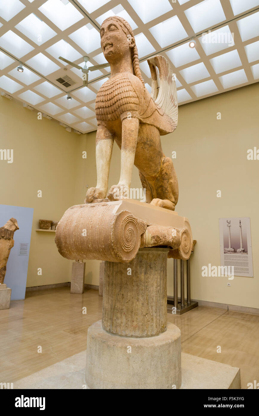 Delphes, GRÈCE - 30 octobre 2015 : Musée archéologique de Delphes. Le Naxos (Sphinx) Naxian sur une colonne ionique (560 B.C.), Banque D'Images