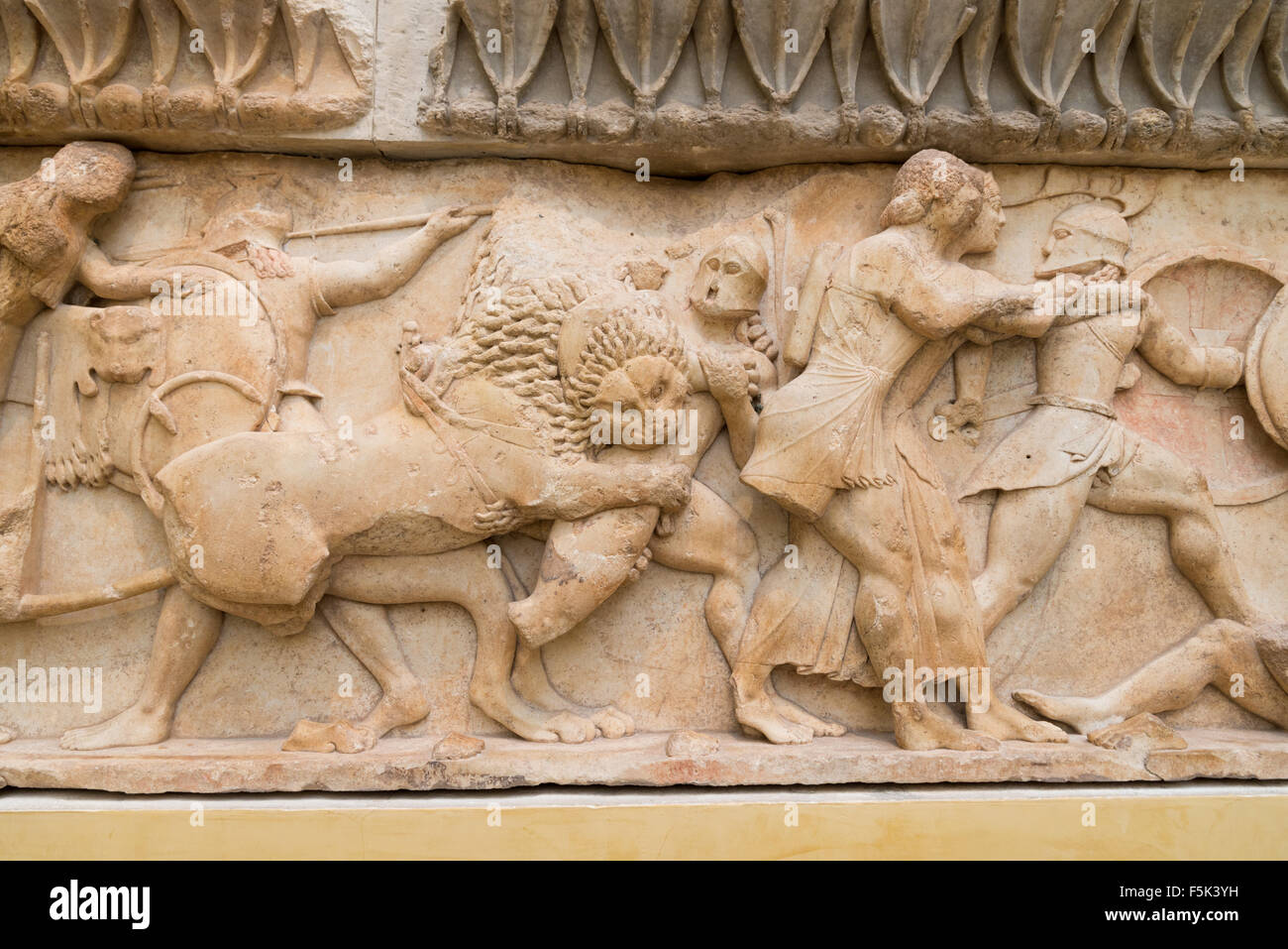 Delphes, GRÈCE - 30 octobre 2015 : Musée archéologique de Delphes, une partie de l'une des frises du Trésor Siphnian Banque D'Images