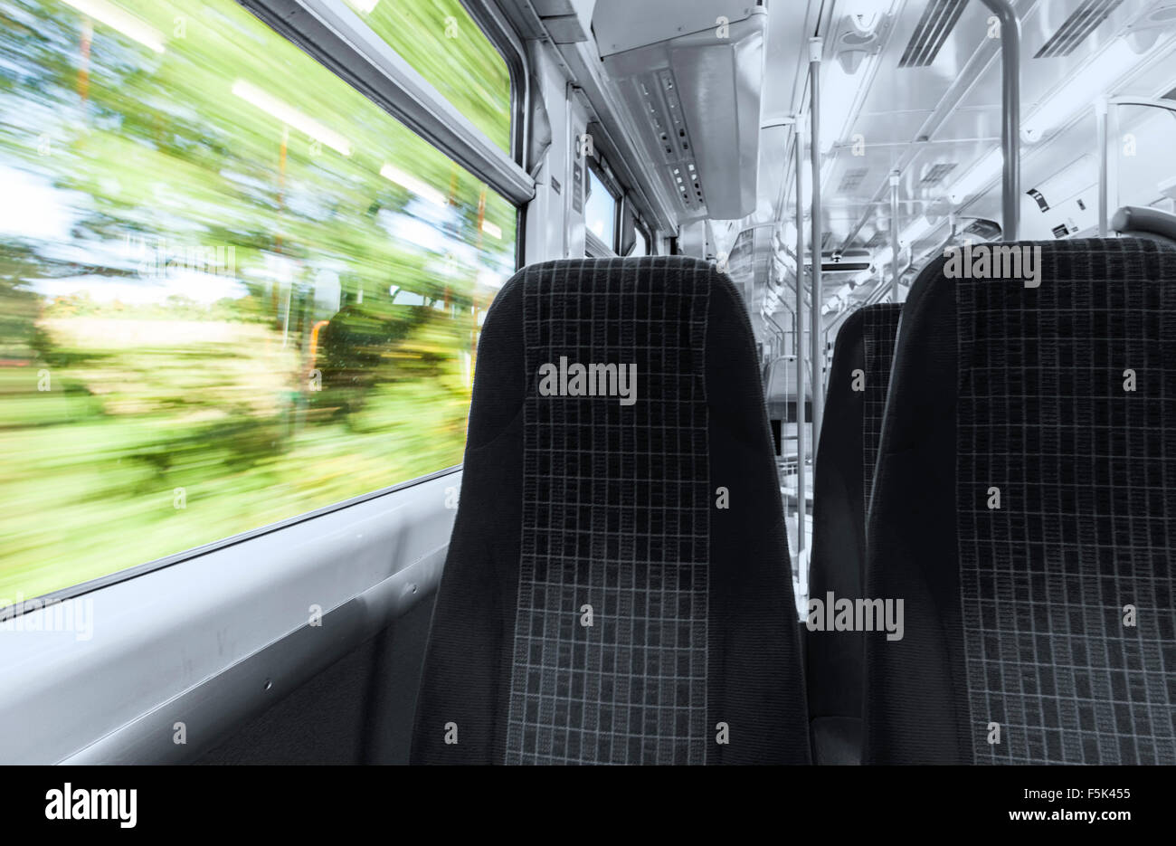 Une scène d'un train trombe à Londres ; il est plus lumineux à l'extérieur ! Banque D'Images