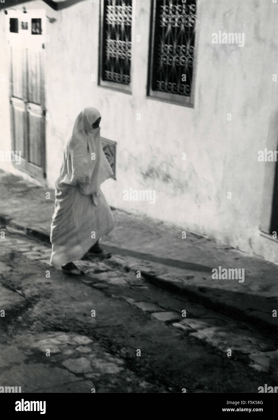 Une femme de Sidi Bou Saïd, Tunisie Banque D'Images