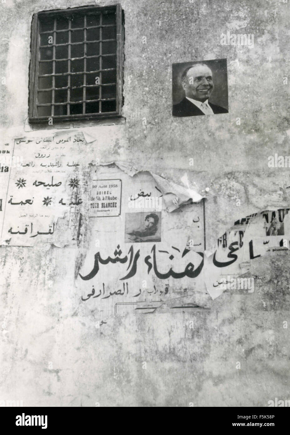Affiches et écrit sur un mur à Sidi Bou Said, Tunisie Banque D'Images