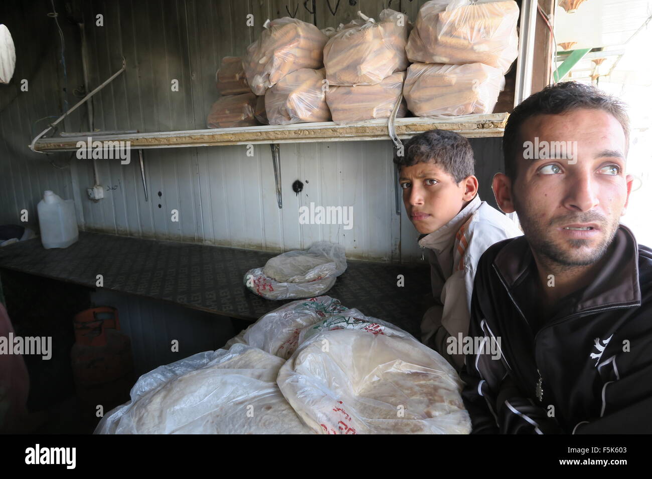 Deux réfugiés syriens, acheter du pain au camp de réfugiés de Zaatari en Jordanie et à l'inquiéter d'obtenir assez de nourriture pour survivre à l'hiver . Banque D'Images