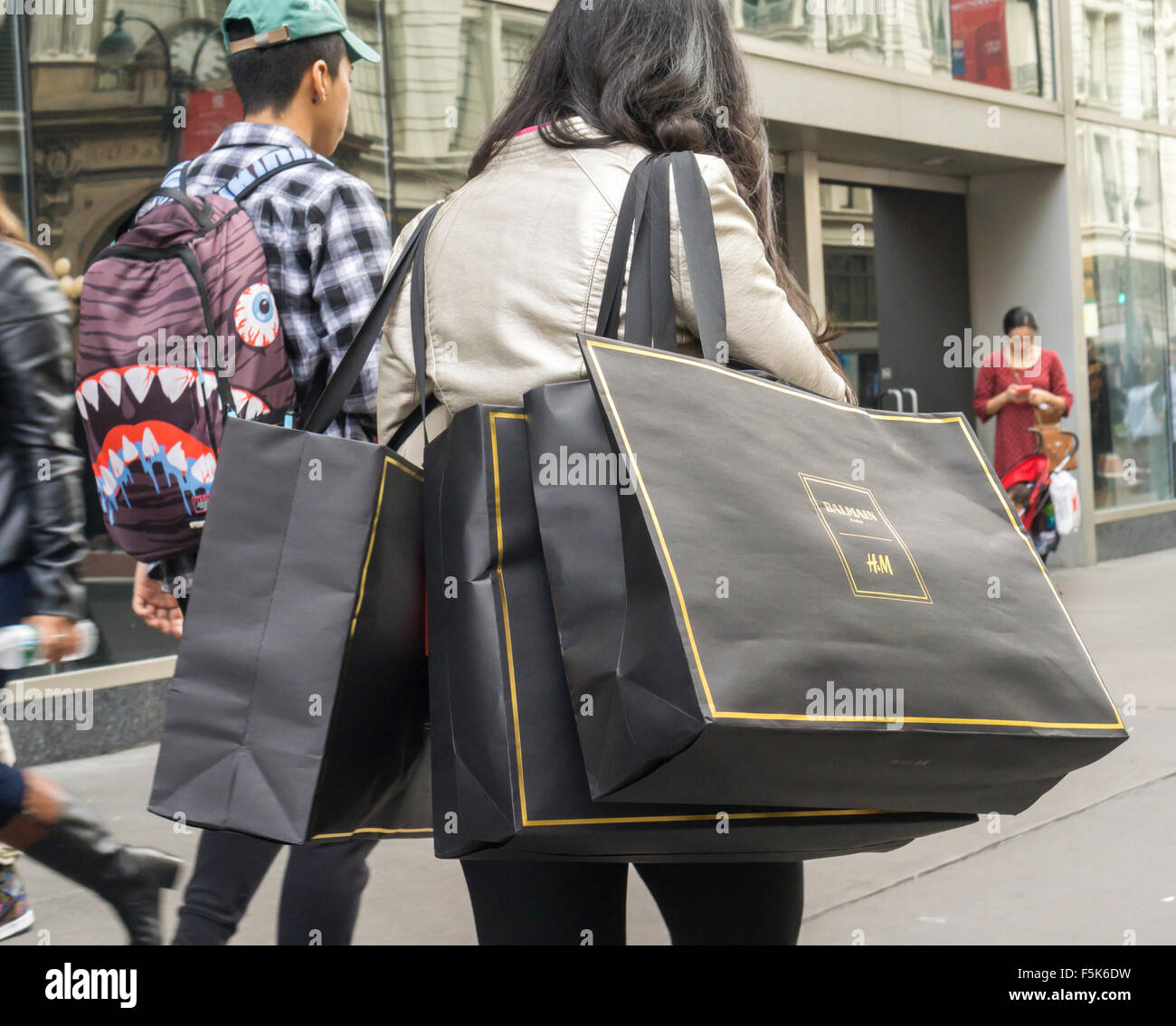 New York, USA. 05Th Nov, 2015. Shoppers quitter un magasin H&M à New York  avec leur Balmain x H&M achète le Jeudi, Novembre 5, 2015. La collection,  conçue par le jeune chef