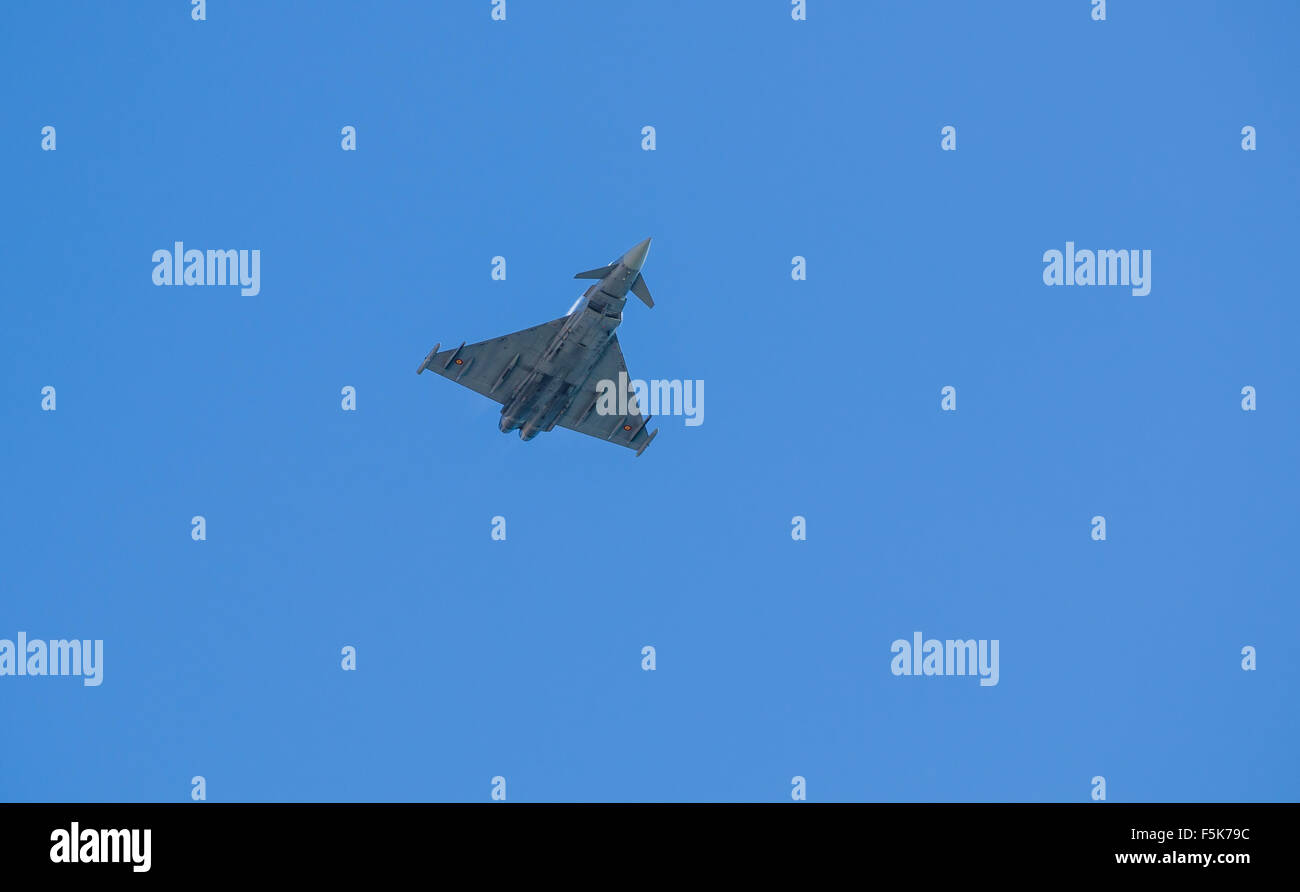 SAN JAVIER, Espagne, 18 octobre 2015 : Haut Débit d'un passe-bas de l'Eurofighter à l'air show célébrant la Patulla Agu Banque D'Images