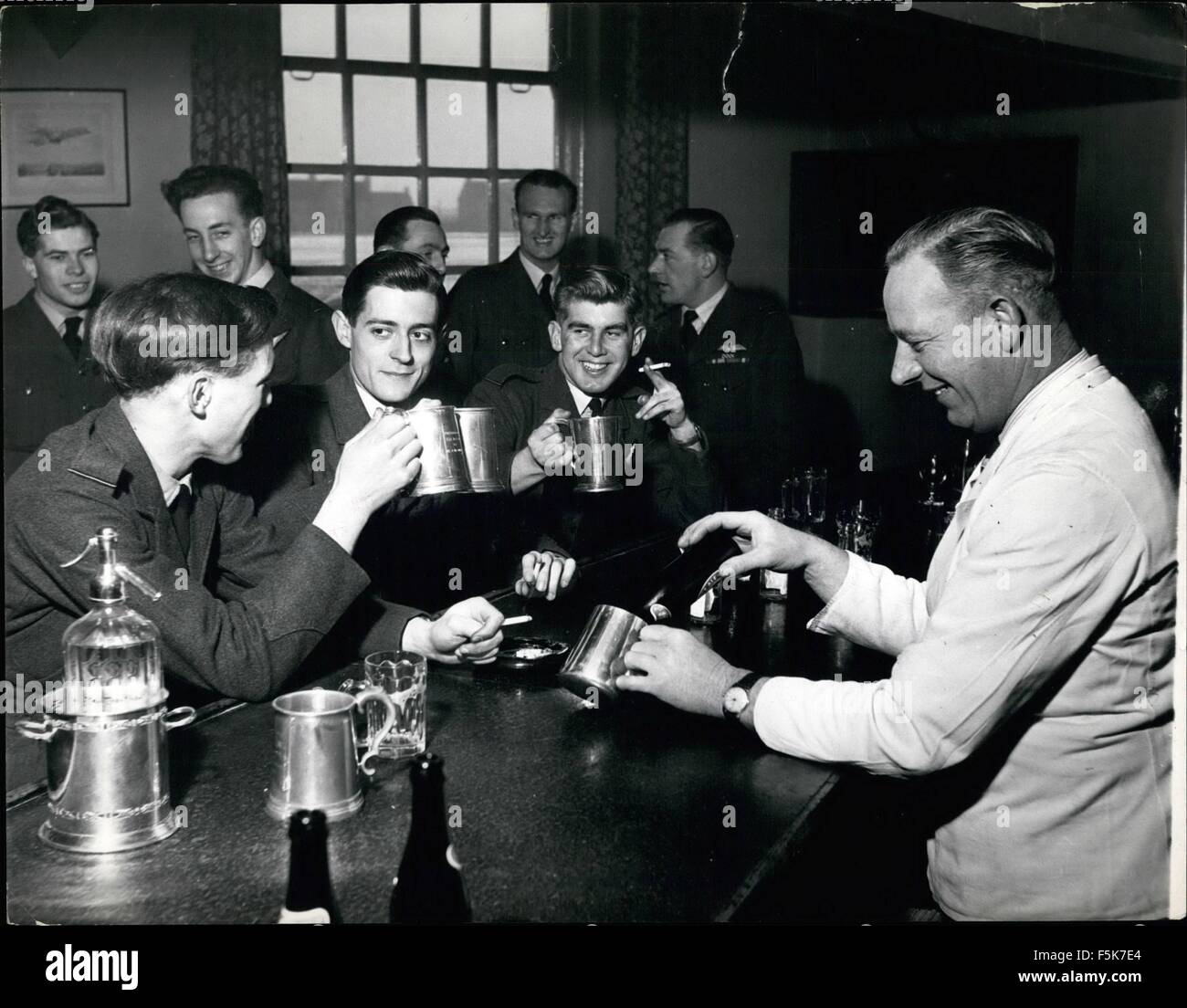 1962 - La formation des équipes de Canberra : Après le vol, les étudiants sortent de leur foregather Trousse de vol et au bar pour une bière bien méritée et chat - et vous avez parié le sujet est unique ! (Crédit Image : © Keystone Photos USA/ZUMAPRESS.com) Banque D'Images