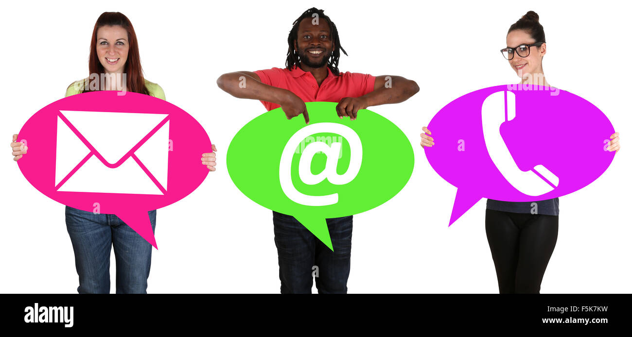 Les jeunes gens tenant des phylactères avec choisir communication contact téléphone, courrier ou e-mails en ligne Banque D'Images Les jeunes gens tenant des phylactères avec choisir communication contact téléphone, courrier ou e-mails en ligne Banque D'Images