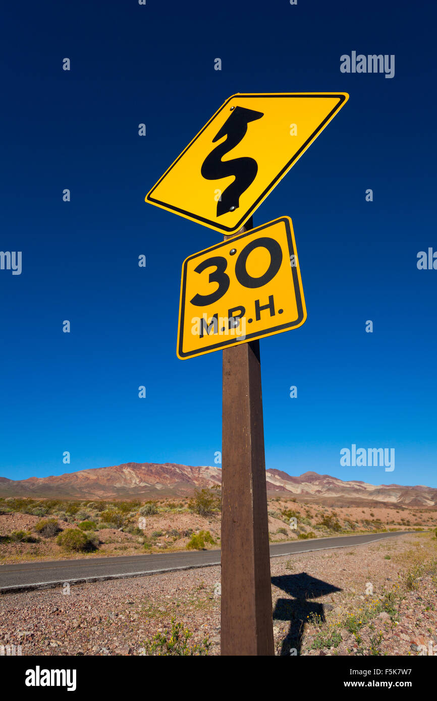 Close-up of yellow road sign in Desert, Californie Banque D'Images