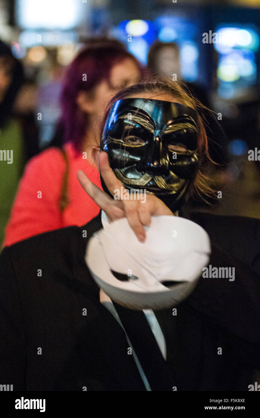 Cardiff, Royaume-Uni, le 5 novembre 2015. Les manifestants à l'Millions Mars Masque à Cardiff, Pays de Galles du Sud. Credit : Samuel Bay/Alamy Live News Banque D'Images