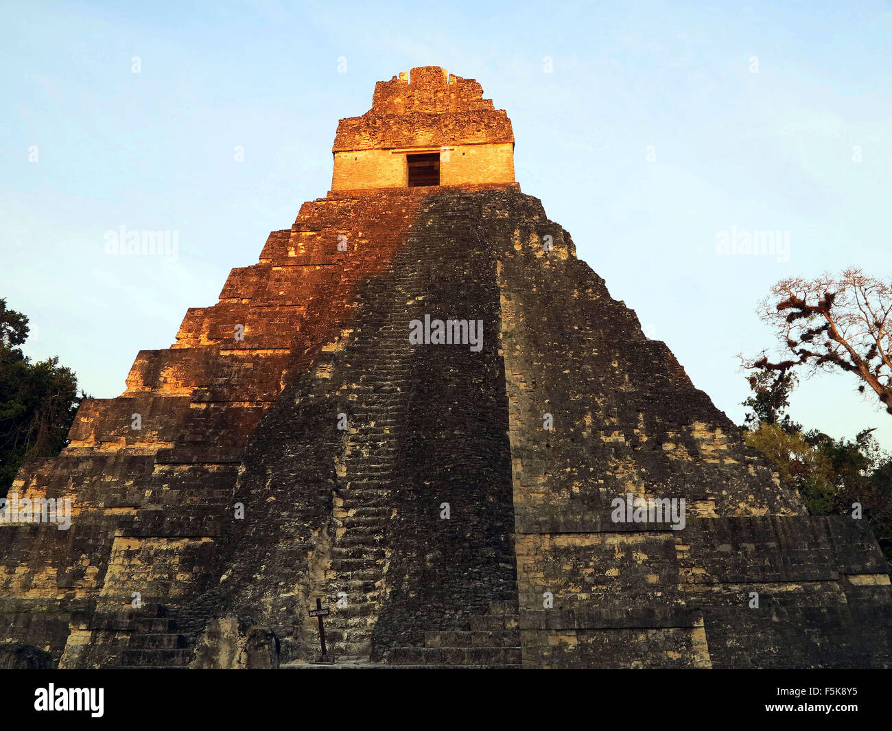 Tikal, Guatemala. 18 avr, 2012. Je Temple Tikal dans la place principale au coucher du soleil. Il est également connu comme le Temple du Grand Jaguar. © Julie Rogers/ZUMAPRESS.com/Alamy Live News Banque D'Images