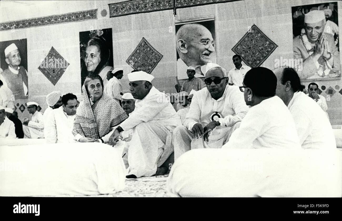 1972 - Conseil Général du Parti du Congrès indien à Ahmedabad, 9-10 octobre 1972, Premier Ministre, Mme Indira Gandhi est vu discuter certains points à l'Union européenne, le ministre des Finances, M. Y.B. Chavan minutes avant de façon efficace les critiques contre la politique économique du haut commandement du parti qui a été adopté à l'unanimité par la Conférence après 10 heures de débat. © Keystone Photos USA/ZUMAPRESS.com/Alamy Live News Banque D'Images