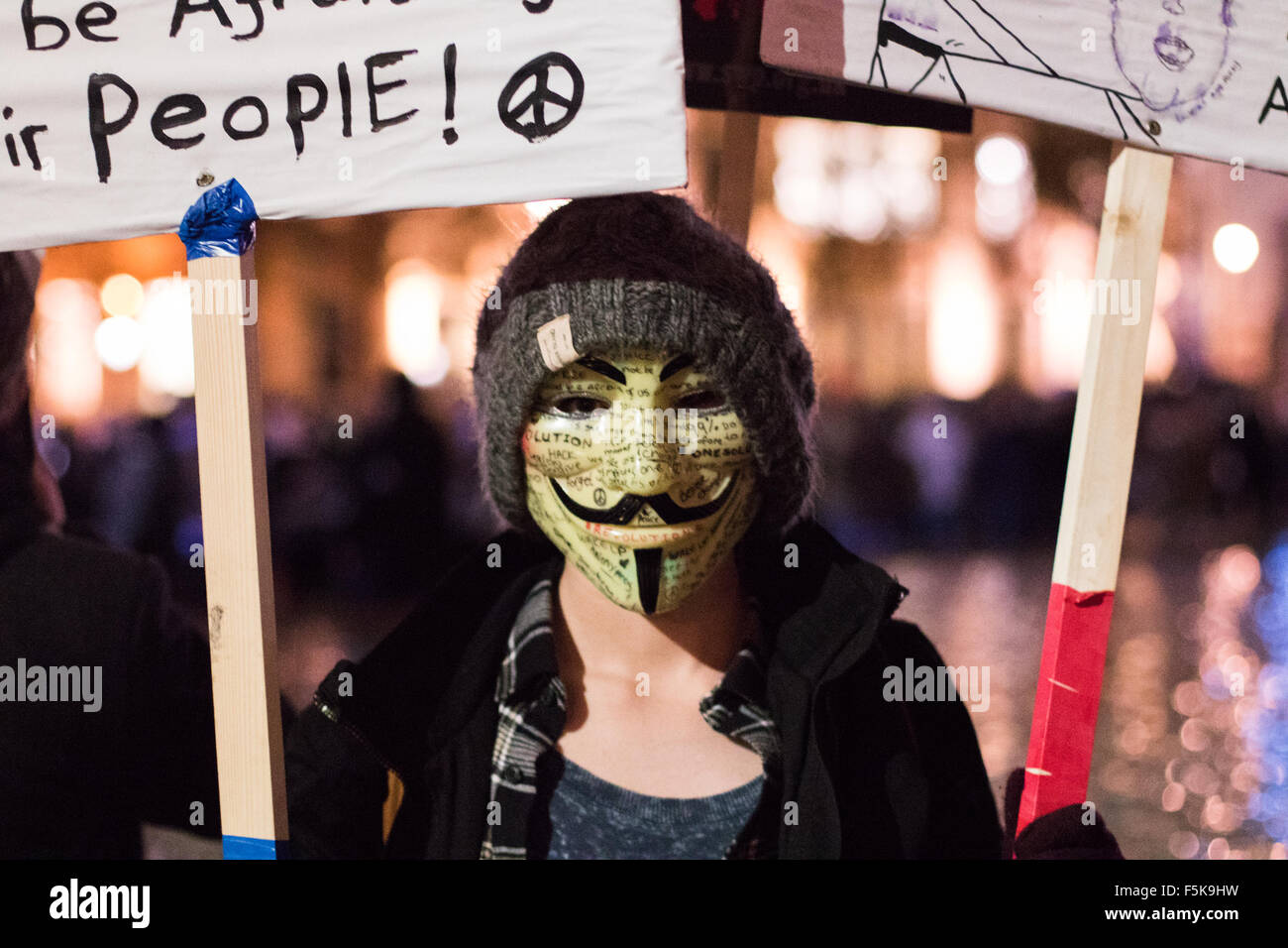 Londres, 5 novembre 2015. Les anarchistes et les militants anti-establishment tiennent leur assemblée annuelle millions Mars masque sur la nuit de Guy Fawkes, endurant de la pluie et une forte présence policière. Les marches origines se avec l'activisme en ligne groupe Anonymous. Crédit : Paul Davey/Alamy Live News Banque D'Images