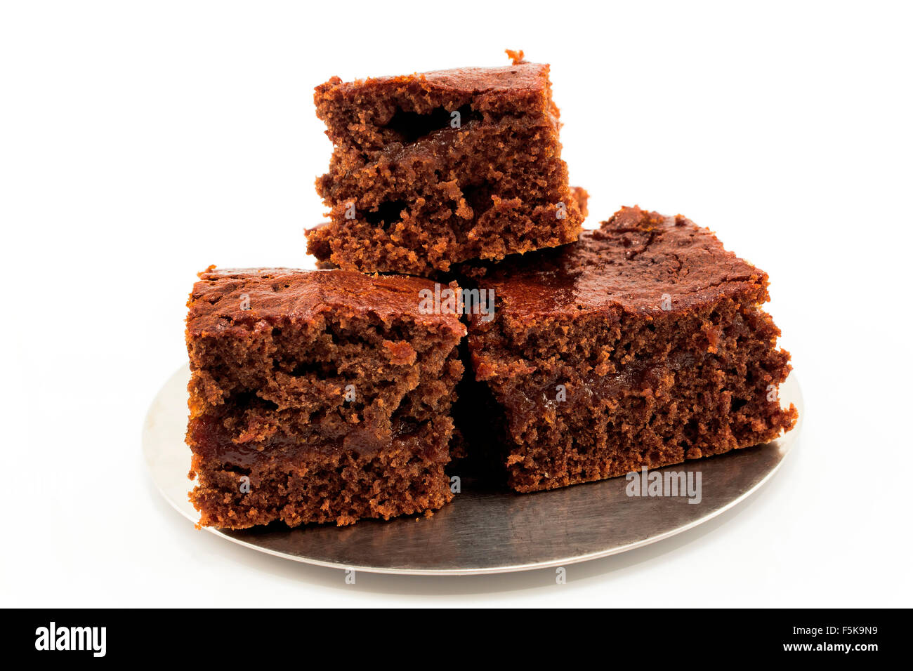 Brownies avec confiture de prunes isolé sur blanc. Banque D'Images