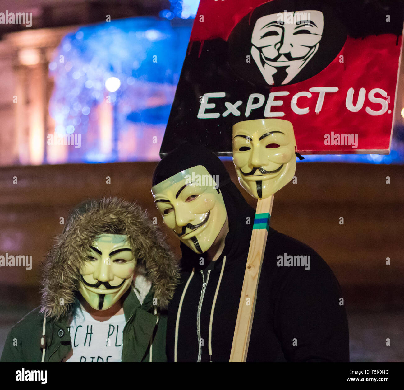 Londres, 5 novembre 2015. Les anarchistes et les militants anti-establishment tiennent leur assemblée annuelle millions Mars masque sur la nuit de Guy Fawkes, endurant de la pluie et une forte présence policière. Les marches origines se avec l'activisme en ligne groupe Anonymous. Crédit : Paul Davey/Alamy Live News Banque D'Images