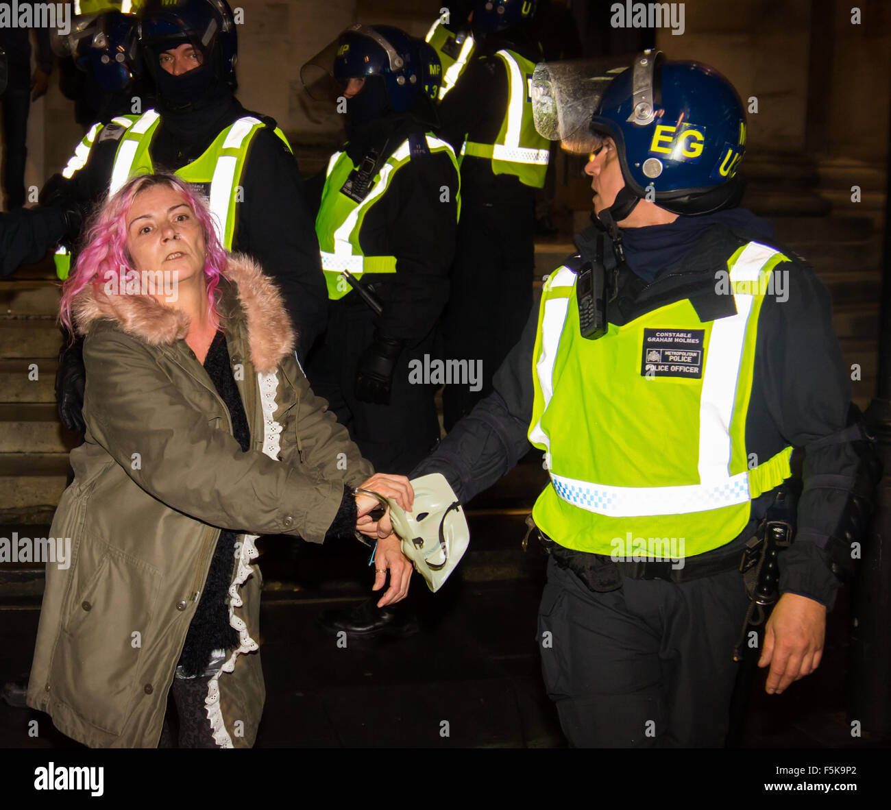 Londres, 5 novembre 2015. Les anarchistes et les militants anti-establishment tiennent leur assemblée annuelle millions Mars masque sur la nuit de Guy Fawkes, endurant de la pluie et une forte présence policière. Les marches origines se avec l'activisme en ligne groupe Anonymous. Crédit : Paul Davey/Alamy Live News Banque D'Images