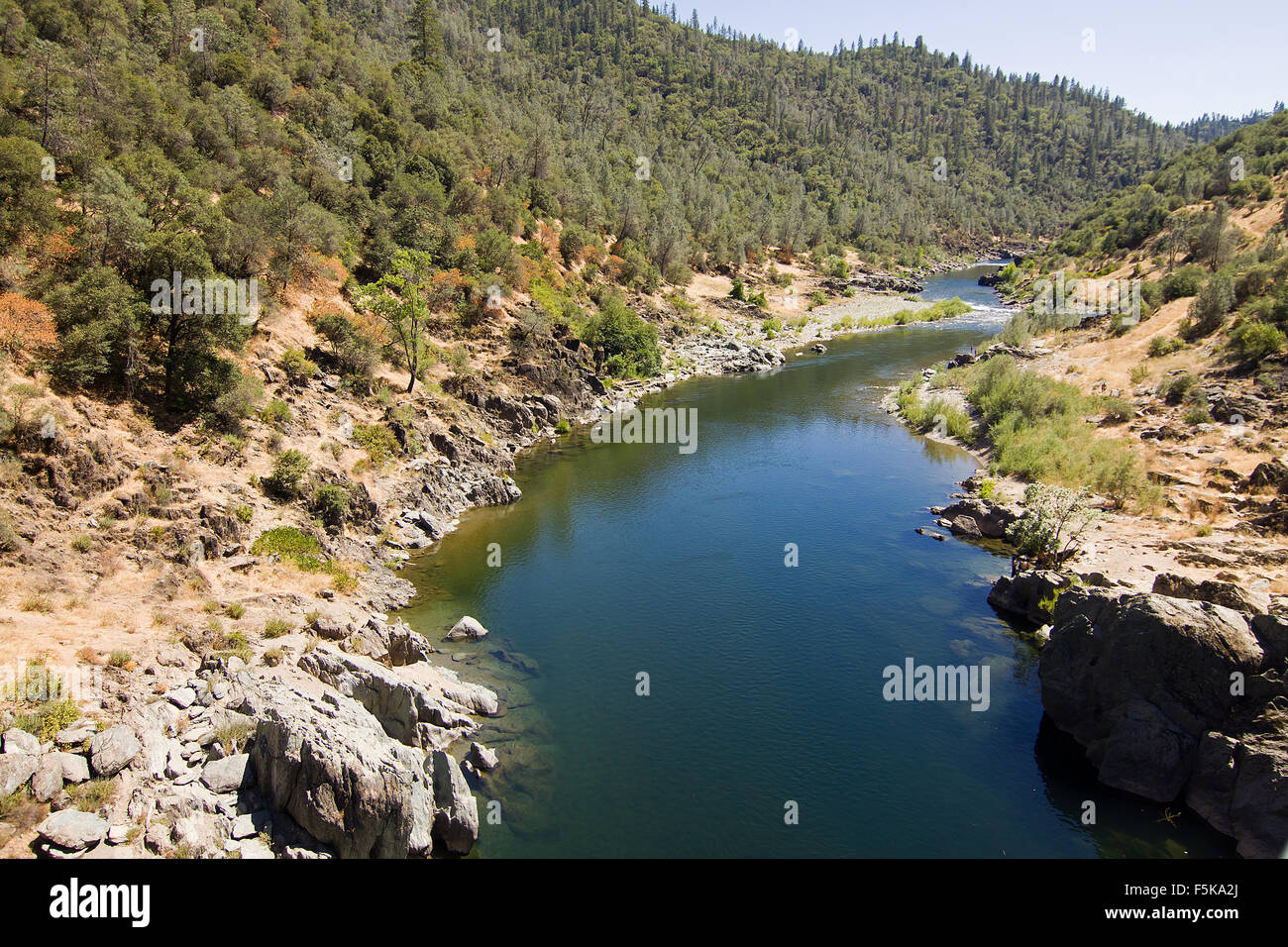 Vue de l'American River dans la région de Sacramento, Californie montrant la grave sécheresse. Banque D'Images